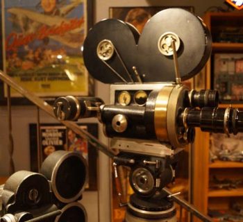 Eine alte Filmkamera mit aufgeschnallten Filmrollen und mehreren Objektiven. // Foto: Sabrina Berrisch, Marco Führer