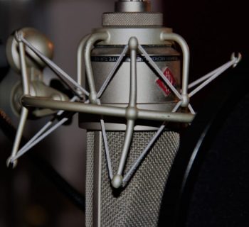 Das Mikrofon spielt beim Aufnehmen von Musik eine wichtige Rolle. Auch in einem Homestudio darf es nicht fehlen. Foto: Katharina Miß