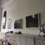 v.l mobiles Solarpanel zum Aufladen des Handys: Monokristall-Panel 100 Watt, Polykristall-Panel, Monokristall-Panel 40 Watt//Foto: Marie Louise