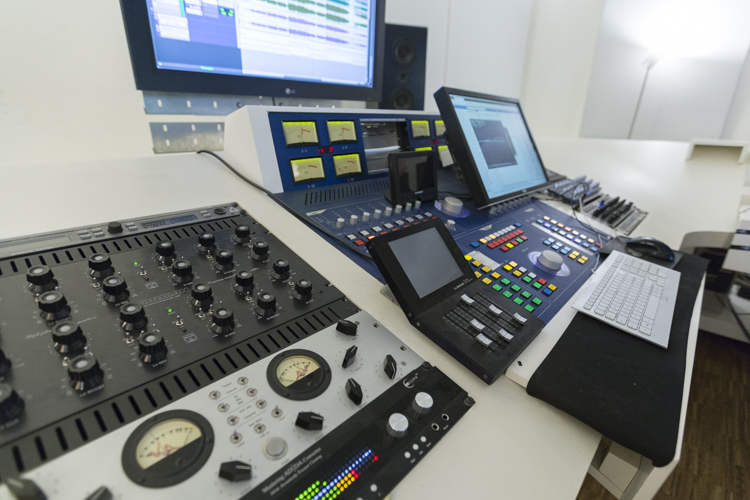 Analoge Hardware-Geräte im Mastering-Studio Skyline Tonfabrik