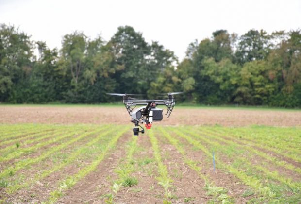 Die Drohne der Uni Bonn im Einsatz über dem Forschungsfeld, Foto: Cyrill Stachniss