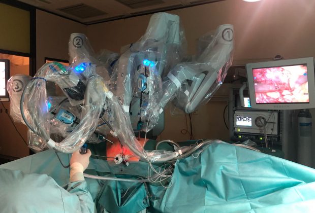 Die Roboterarme von Da Vinci sind im Einsatz zur Entfernung des Tumors in der rechten Niere. Foto: Sezen Yildirim