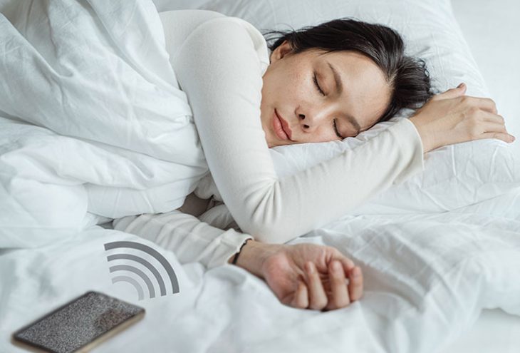Das Hören von White Noise ermöglicht einer Frau erholsamen Schlaf