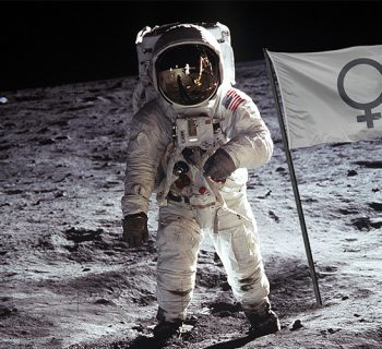Ein Astronaut auf dem Mond neben einer Flagge mit dem Zeichen der Weiblichkeit