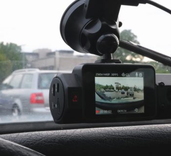 Dashcam in der Windschutzscheibe eines Autos