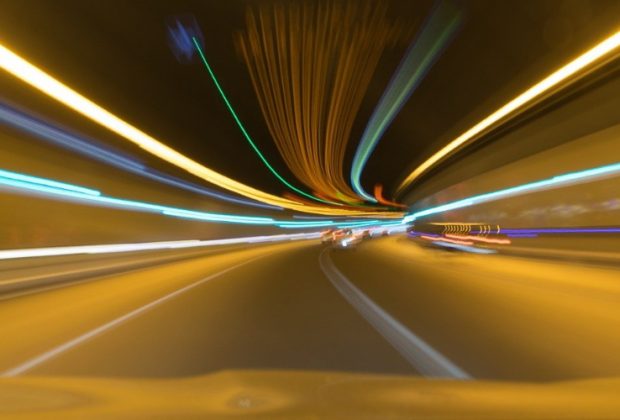 Hohe Geschwindigkeiten durch einen Tunnel lassen Lichter verschwimmen