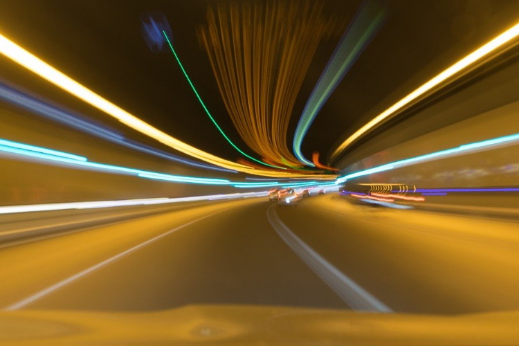Hohe Geschwindigkeiten durch einen Tunnel lassen Lichter verschwimmen