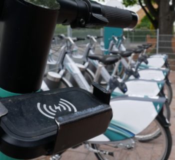 Elektrische Leichtfahrzeuge: E-Scooter vor E-Bike-Station