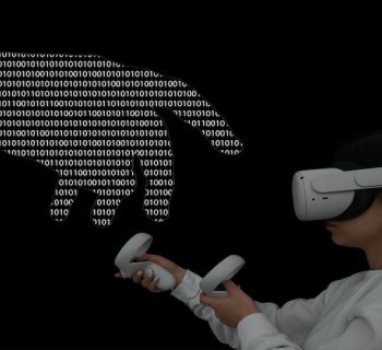 Von oben links kommend umriss einer Hand die mit 0 und 1 ausgefüllt ist, unten rechts sieht man ein Mädchen, dieses hat eine weiße Oculus Quest eine Virtual Reality Brille auf, in ihren Händen hält sie jeweils eine weißen Controller.