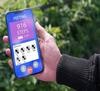 Auf einem Smartphone wird ein Online-Meeting über die Feetings-App gezeigt.