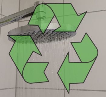 Duschkopf mit grünem Recycling-Symbol