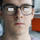 Eine Mixed-Reality-Brille mit virtuellen Elementen auf den Brillengläsern.