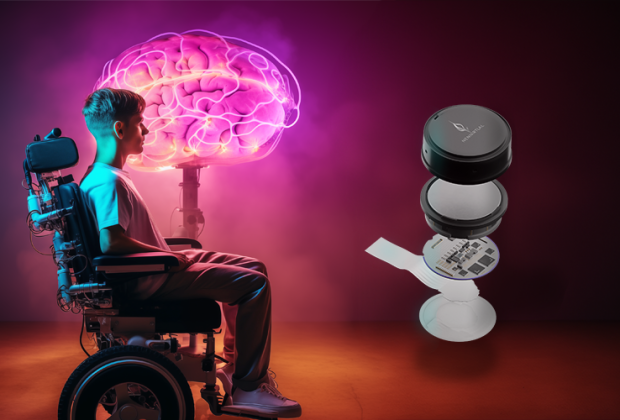 Auf der linken Seite des Bildes betrachtet ein Mann im Rollstuhl den Hintergrund, der eine Darstellung eines menschlichen Gehirns aus pinken Lichtern zeigt. Auf der rechten Seite des Bildes ist ein Abbild einer Explosionsansicht eines invasiven Brain Machine Interfaces zu sehen.