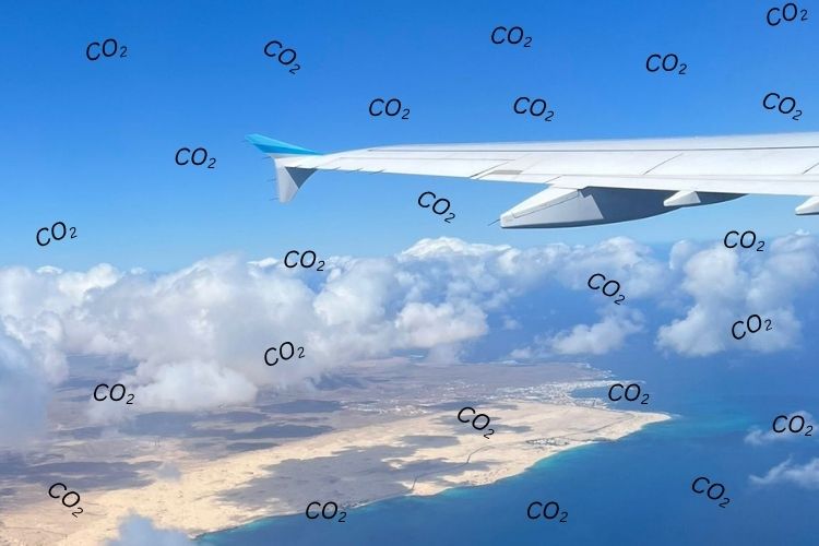 Eine Flugzeugtragfläche ist in der Luft umringt von vielen kleinen Schriftzügen. Die Schriftzüge lauten alle "CO2"