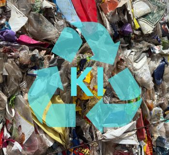 Ein Haufen unsortierter, verschmutzter Kunststoffverpackungen nach dem Durchlauf einer Sortieranlage. Im Vordergrund liegt ein türkisfarbenes Recycling-Symbol mit dem Schriftzug „KI“ darüber.