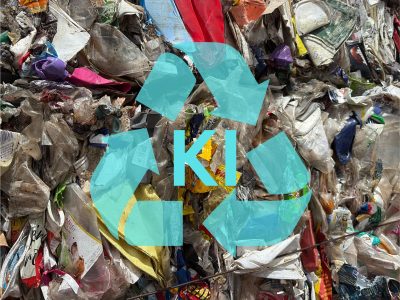 Ein Haufen unsortierter, verschmutzter Kunststoffverpackungen nach dem Durchlauf einer Sortieranlage. Im Vordergrund liegt ein türkisfarbenes Recycling-Symbol mit dem Schriftzug „KI“ darüber.
