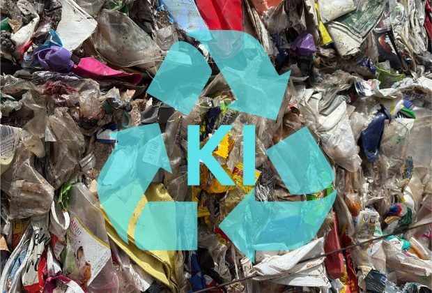 Ein Haufen unsortierter, verschmutzter Kunststoffverpackungen nach dem Durchlauf einer Sortieranlage. Im Vordergrund liegt ein türkisfarbenes Recycling-Symbol mit dem Schriftzug „KI“ darüber.